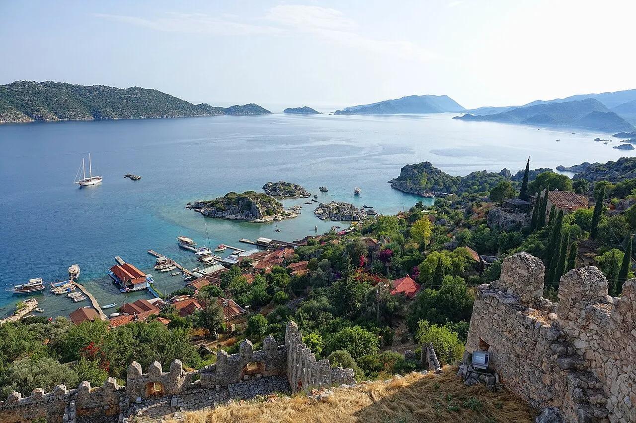 A ilha de Kekova e o vilarejo de Kaleköy, no litoral mediterrâneo da Turquia, vistos da fortaleza de Simena em 2019. O naufrágio foi localizado nas águas dessa região.
