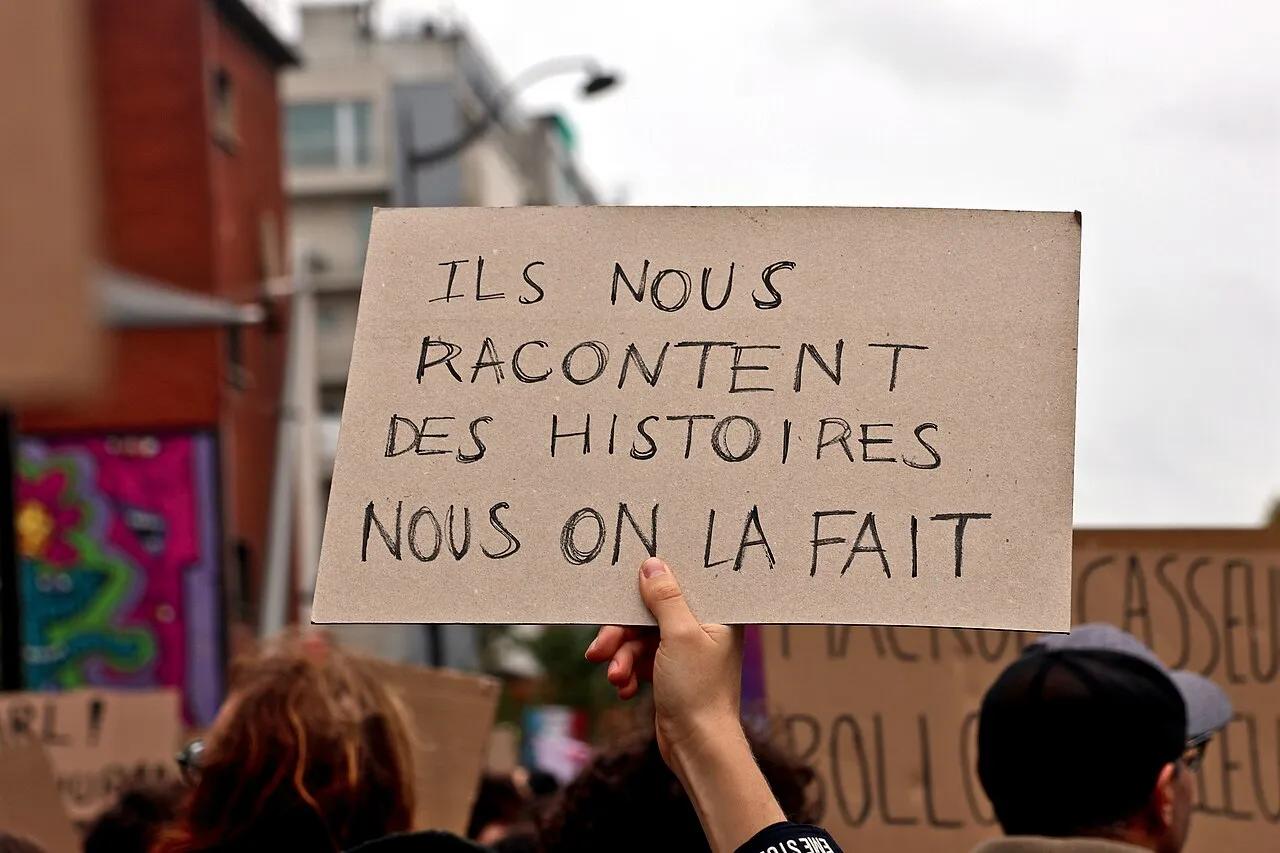 Manifestantes em ato em Paris na tarde deste sábado, 24 de outubro de 2026.