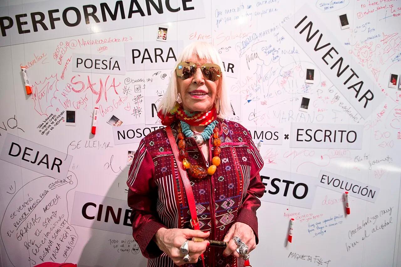 A artista argentina Marta Minujín no segundo dia da arteBA, em Buenos Aires, em 24 de maio de 2017.