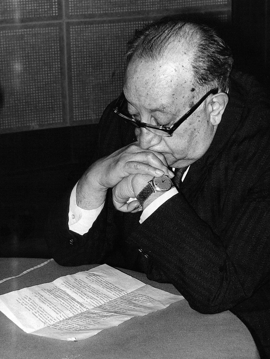 Miguel Ángel Asturias nos estúdios da Unesco, em Paris, em 1968, um ano depois de receber o Prêmio Nobel de Literatura.