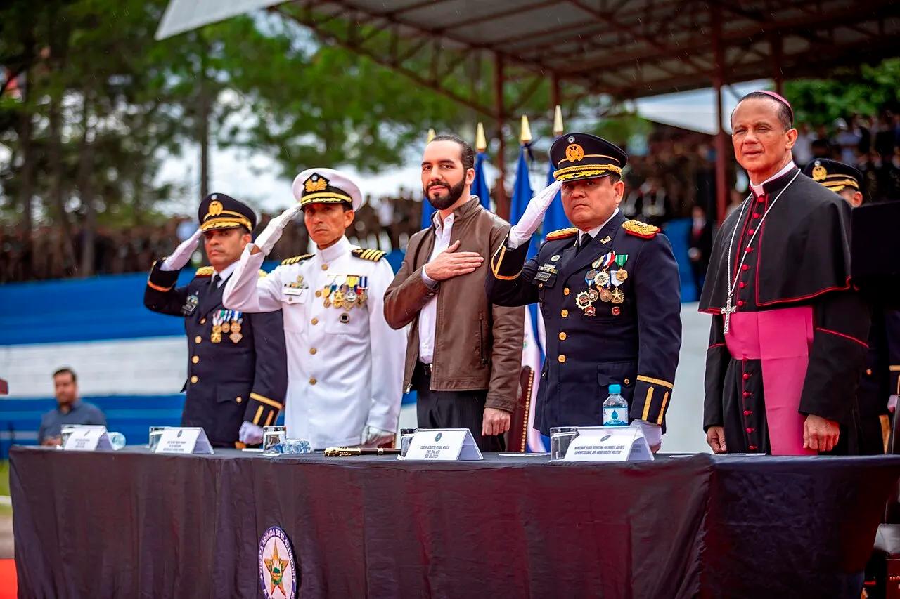 O presidente Nayib Bukele ao lado de militares salvadorenhos em um ato em San Salvador, em junho de 2019.
