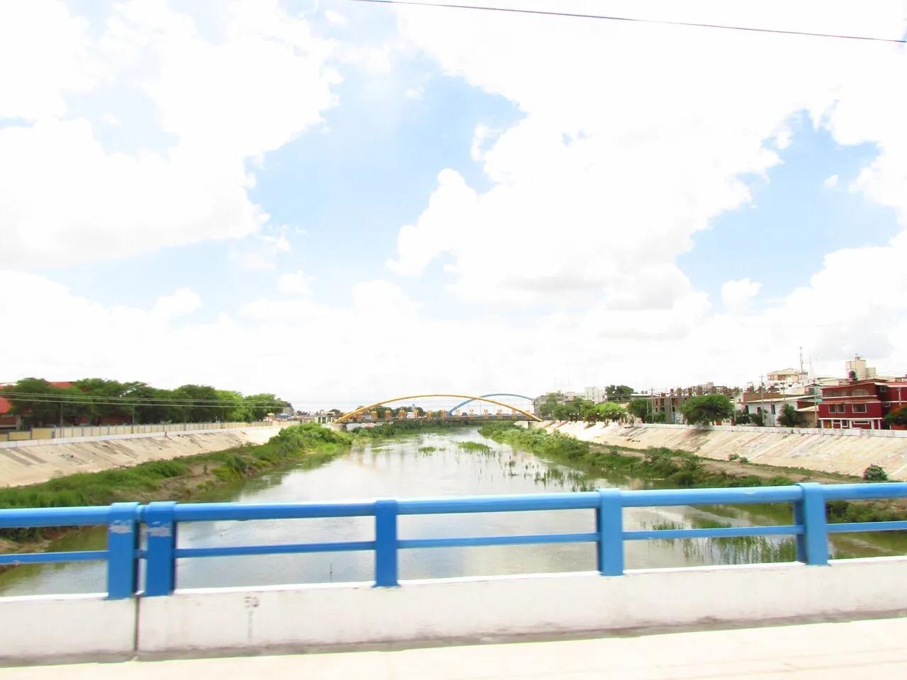 El río Piura a su paso por la ciudad de Piura, en el norte del Perú, en 2017. Es una de las cuencas que el ENFEN espera con caudales por encima de lo normal desde diciembre.