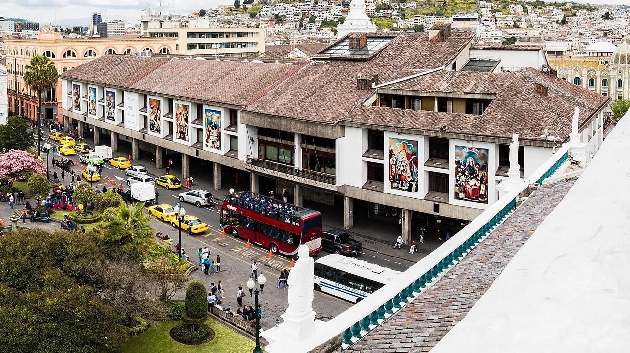 El Palacio Municipal de Quito, sede de la alcaldía, en la Plaza Grande, visto desde la Catedral Metropolitana, en 2015.