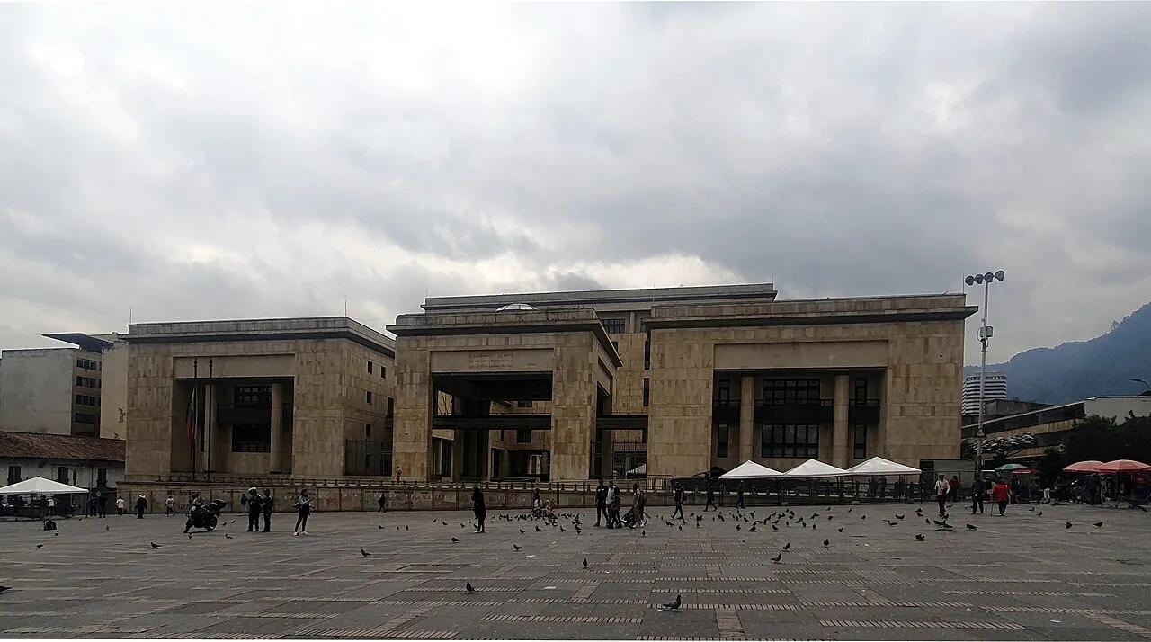 O atual Palacio de Justicia da Colômbia, na Plaza de Bolívar, em Bogotá, em junho de 2024. O prédio de 1985 foi destruído na tomada e na retomada.