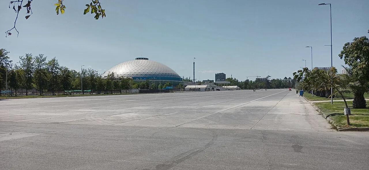 La explanada del Parque O'Higgins, en Santiago, con el Movistar Arena al fondo, fotografiada en enero de 2025. El parque es la sede de la primera edición del Festival Bamba.