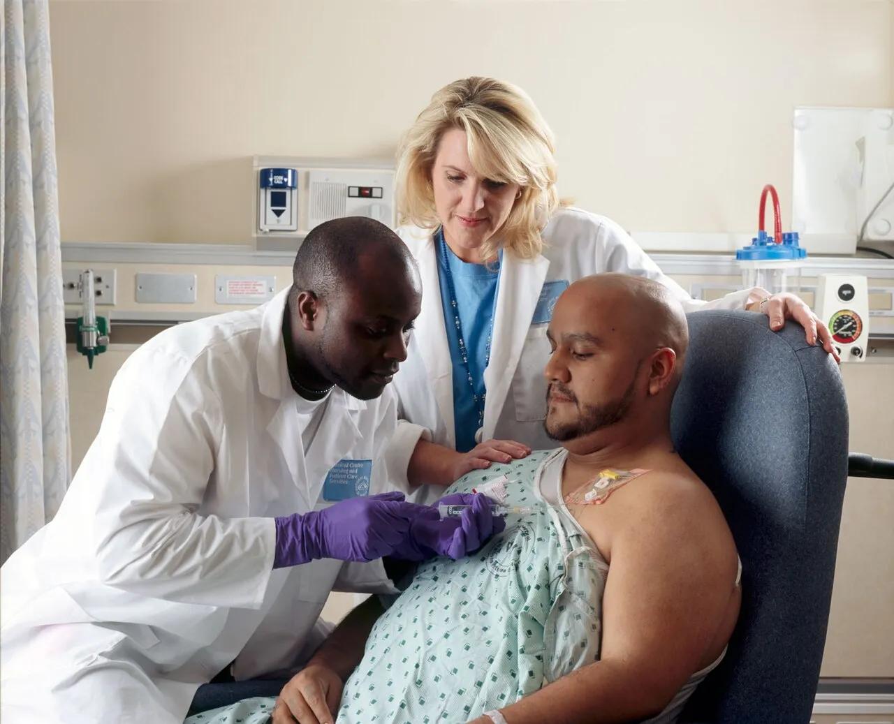 Paciente recebe quimioterapia por um cateter implantado no tórax, em imagem de arquivo do National Cancer Institute, dos Estados Unidos.