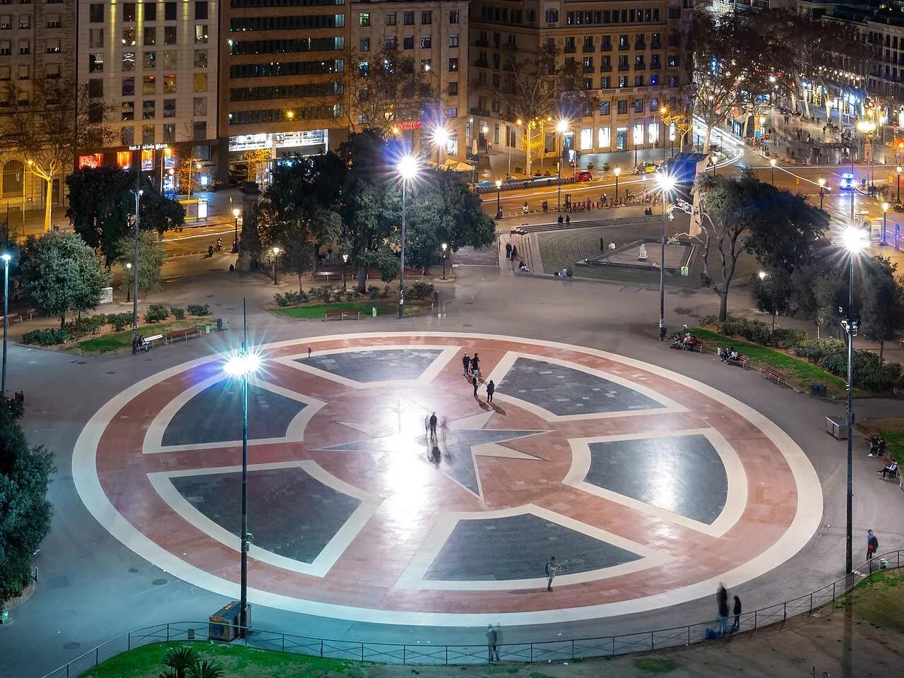 A Praça da Catalunha, em Barcelona, à noite, em foto de arquivo de fevereiro de 2024.