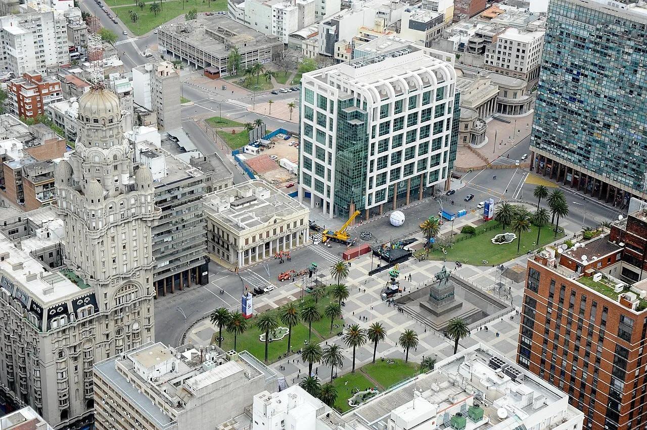 La Plaza Independencia y la Torre Ejecutiva, sede de la Presidencia de Uruguay, en Montevideo, en 2011.