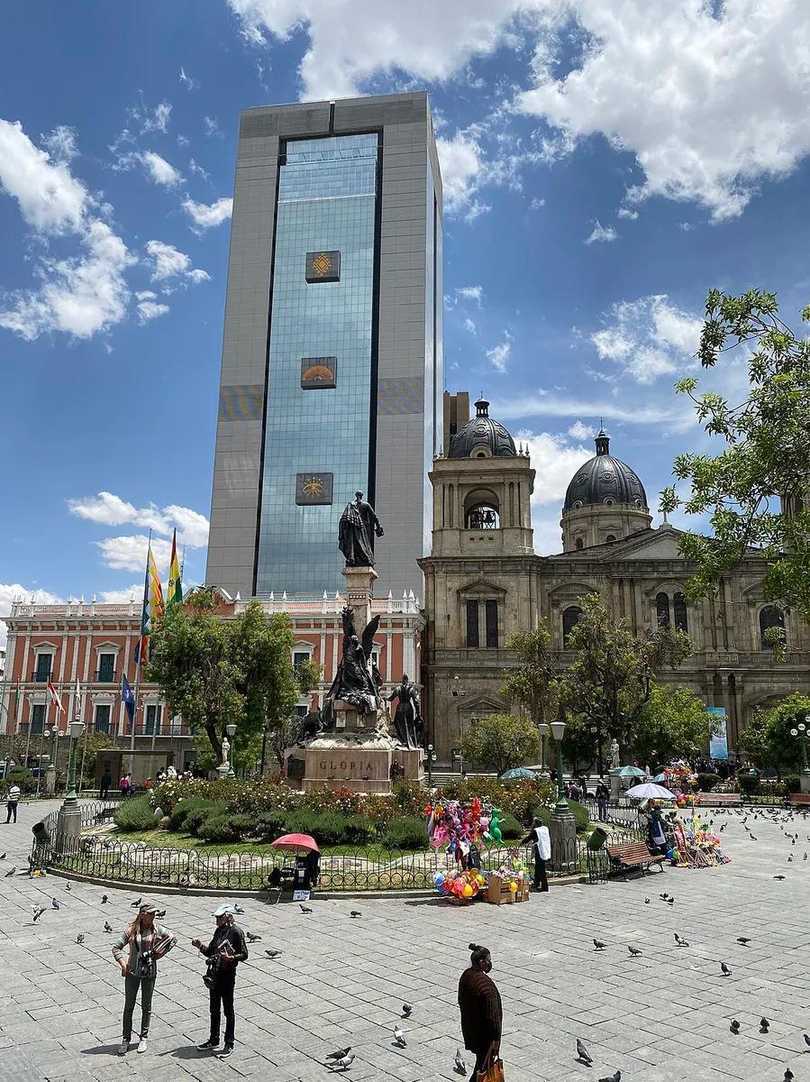 A praça Murillo, em La Paz, com o palácio de governo e, ao fundo, o prédio da Casa Grande del Pueblo, em 2022.