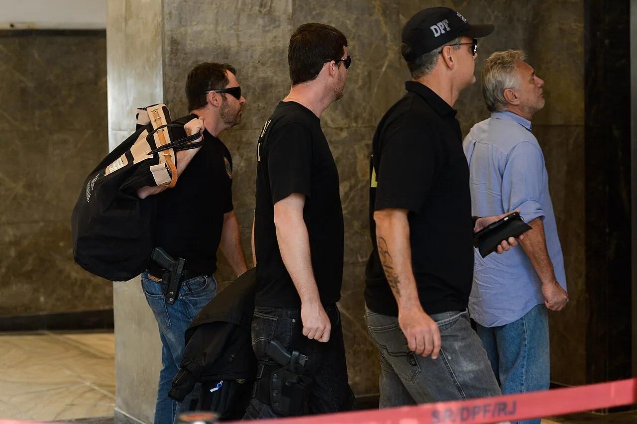 Agentes da Polícia Federal chegam com malotes de documentos à sede da corporação no Rio de Janeiro, em 2016. A foto é de arquivo e não mostra a operação desta quinta-feira.
