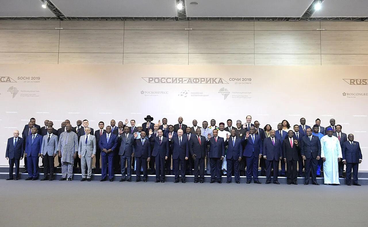 Chefes de delegação posam para fotos na primeira Cúpula Rússia-África, realizada em Sóchi, na Rússia, em outubro de 2019.