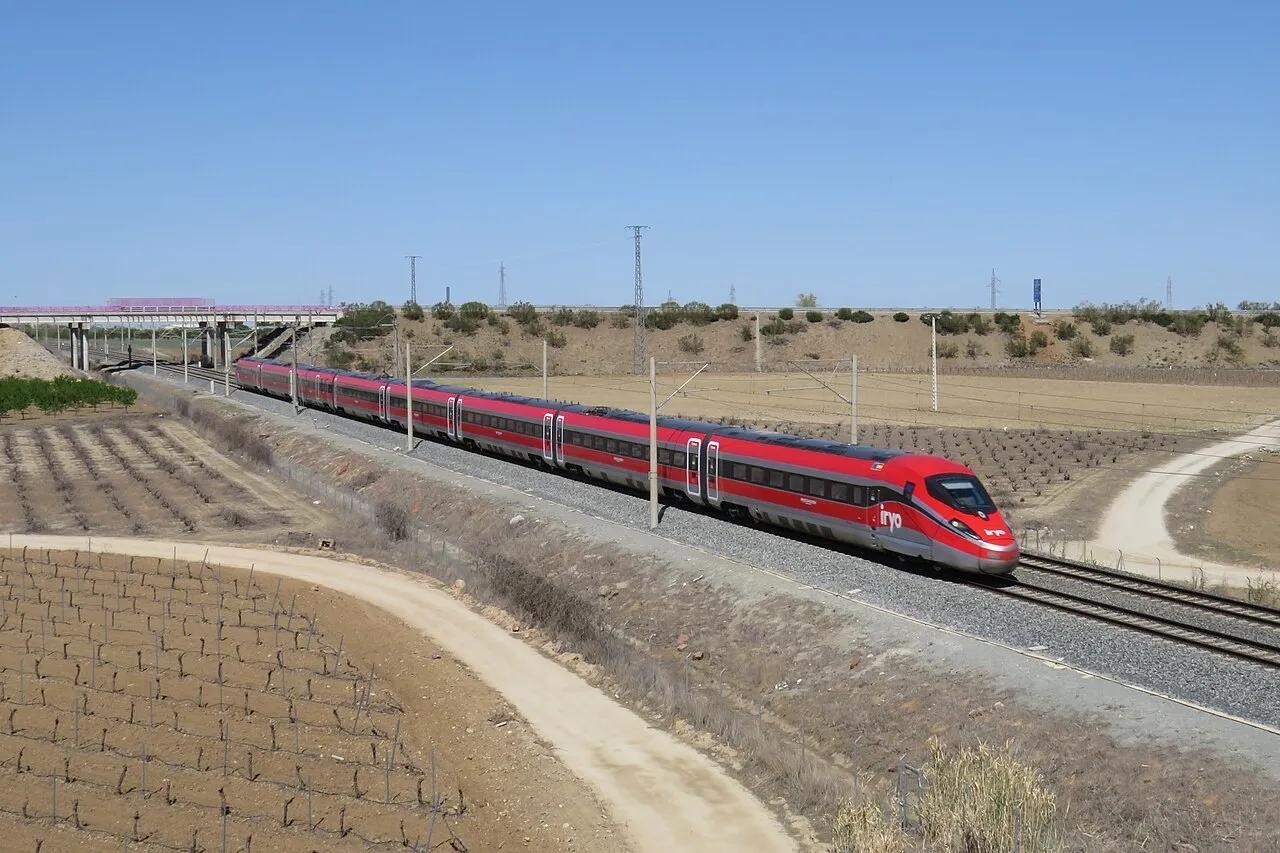 Um trem da Iryo passa em alta velocidade na linha Madri–Sevilha, perto do município de Mora, na província de Toledo, em 2023.