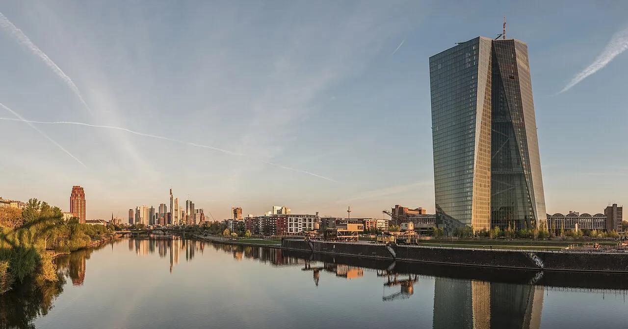 A sede do Banco Central Europeu e o perfil de Frankfurt ao amanhecer, em 2015.