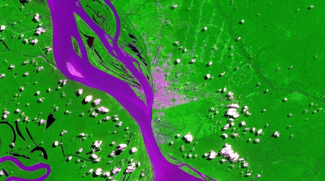 Imagen satelital de la conurbación entre Tabatinga, en el estado brasileño de Amazonas, y Leticia, en Colombia, en 2018.