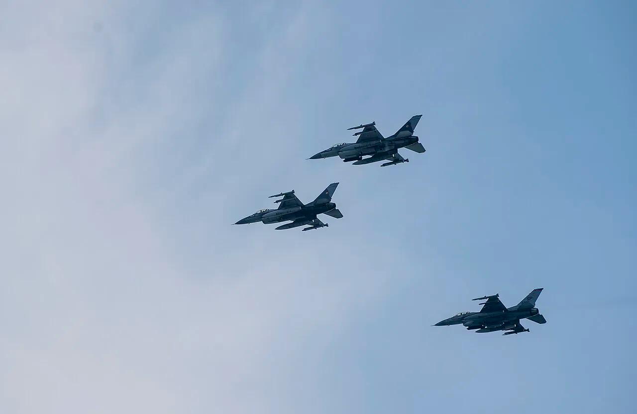 Romanian Air Force F-16 fighter jets fly in formation with a US F-16 over the city of Constanța, Romania, in March 2022.