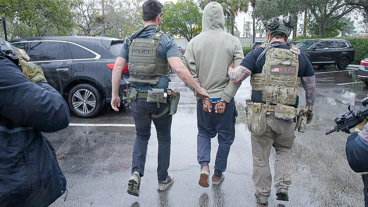 Un equipo de deportaciones del ICE durante una detención en Boynton Beach, Florida, en enero de 2025.