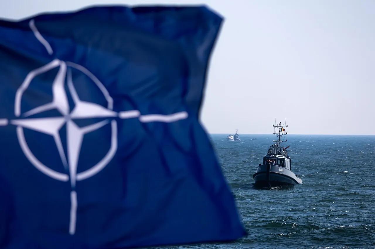 Bandeira da Otan hasteada enquanto um barco de patrulha da Marinha romena faz uma demonstração no mar Negro, em Constança, na Romênia, em agosto de 2025.