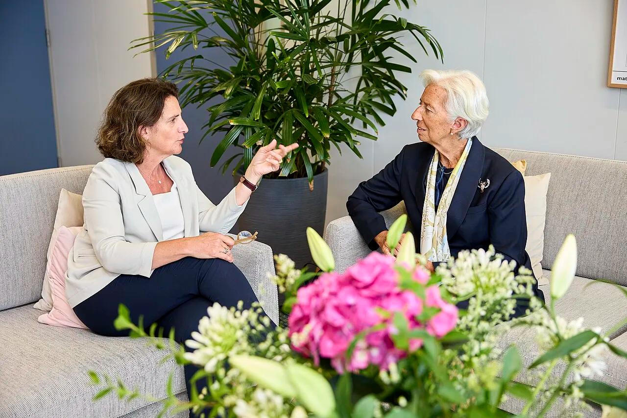 Christine Lagarde, presidente do Banco Central Europeu, à direita, em visita à Comissão Europeia, em junho de 2025.