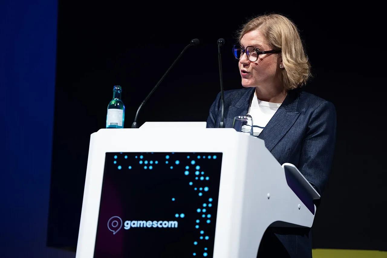 A vice-presidente executiva da Comissão Europeia, Henna Virkkunen, discursa durante visita à Alemanha, em agosto de 2026.