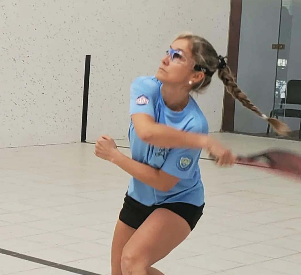 La pelotari Alejandra Báez, en el trinquete de Venado Tuerto, Argentina, durante el Torneo Femenino de Goma de 2023.