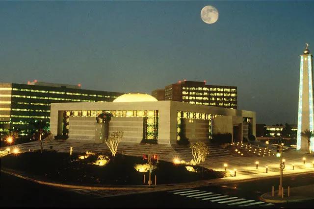 A área central da Saudi Aramco em Dhahran, na Arábia Saudita, com a mesquita Al Mujamma em primeiro plano e os prédios administrativos ao fundo, em foto de arquivo.