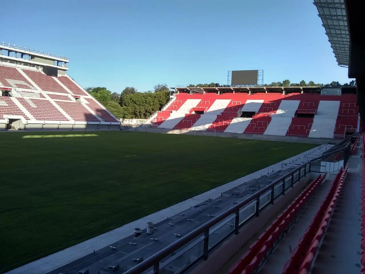 El Estadio Jorge Luis Hirschi, casa de Estudiantes, en La Plata, visto desde la platea oficial en 2019.