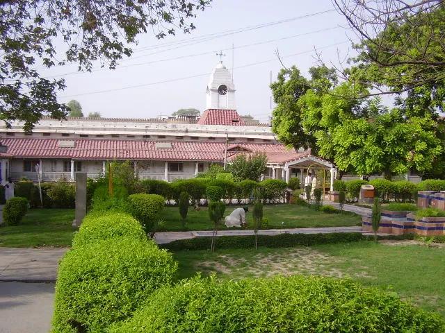 O Lady Reading Hospital, em Peshawar, em foto de 2009: o hospital declarou estado de emergência para receber os feridos do desabamento.