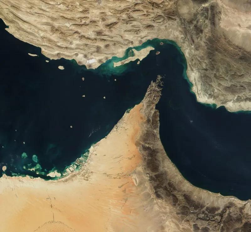 El estrecho de Ormuz en una imagen de satélite de la NASA, con Irán al norte y la península de Musandam al sur.