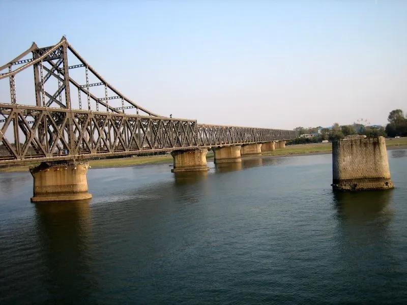A Ponte da Amizade Sino-Coreana vista de Dandong, na China, em 2007: aberta em 1943, ela concentra mais de 70% do comércio oficial entre os dois países.