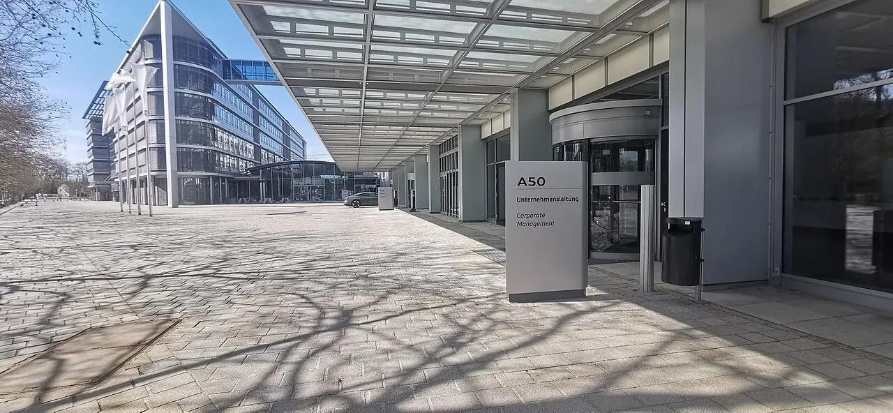 El rótulo de la sede de Audi AG, en la Auto-Union-Straße, en Ingolstadt, Alemania, en abril de 2026.