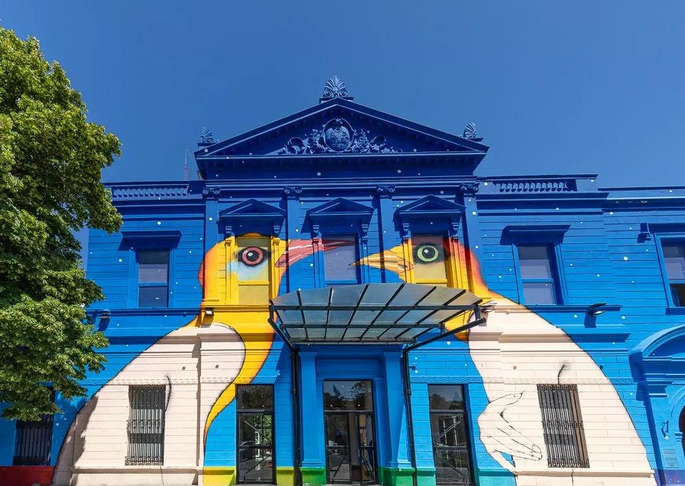 A fachada do Centro Cultural Recoleta, em Buenos Aires, com o mural de Renata Schussheim, em dezembro de 2022.