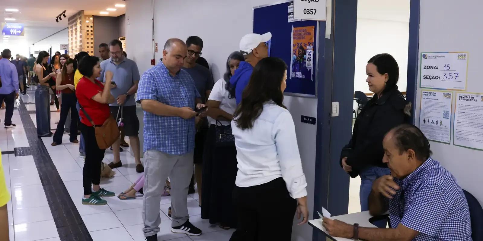 Eleitores votam no primeiro turno em seção instalada no campus do UniEuro, em Águas Claras, no Distrito Federal, em 4 de outubro de 2026.
