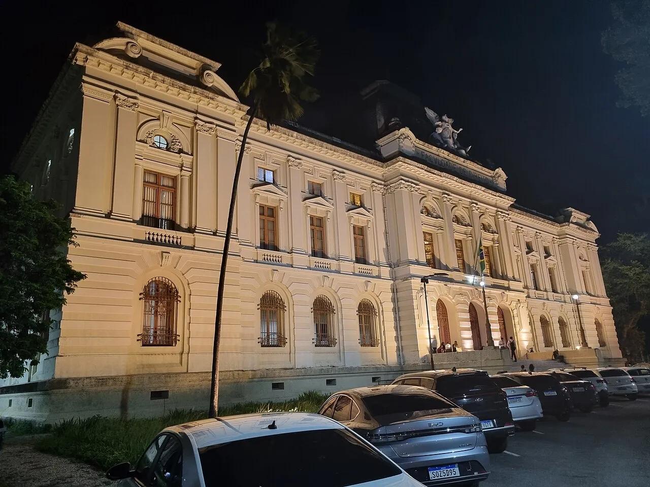 O prédio da Faculdade de Direito da UFPE, no Recife, em abril de 2026. O incêndio de 7 de outubro atingiu outro prédio da universidade, que abrigava laboratórios de pesquisa.