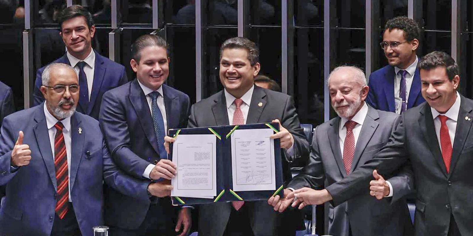 A sessão solene do Congresso Nacional que promulgou o fim da escala 6x1, em Brasília, em 16 de outubro de 2026, com Davi Alcolumbre, Hugo Motta, o presidente Lula e os parlamentares Paulo Paim e Carlos Veras à mesa.